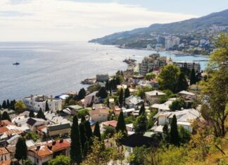 «Тимчасові люди підуть, а другої Ялти не буде». У Криму – протести через забудову Південного узбережжя