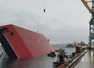 У Севастополі перекинувся плавучий кран, є постраждалі – російська влада