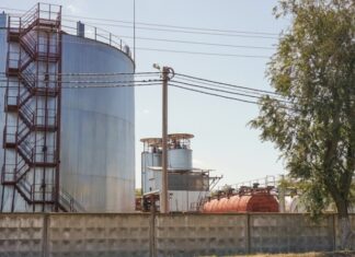 У Криму сталася аварія на Ленінській нафтобазі, забруднено залізницю і тротуари – російська влада