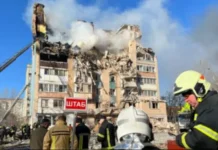 Тернополь попрощался с погибшими детками: отец колышет гроб, а Z-пропаганда беснуется. ВИДЕО