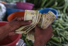 Рупия стала худшей валютой в Азии из-за войны в Украине