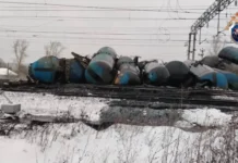В Пензенской области РФ сошли с рельсов два локомотива и 23 цистерны с мазутом