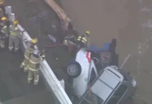 Австралийская буря: автомобили смывает в океан, дома затоплены, электричества нет