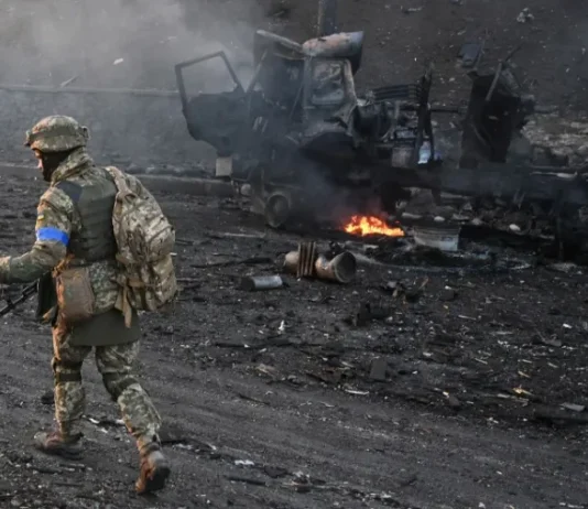 Общее количество погибших украинских и российских военных в войне составляет более 400 тысяч