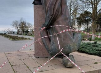 Під Феодосією через негоду впав пам’ятник Леніну