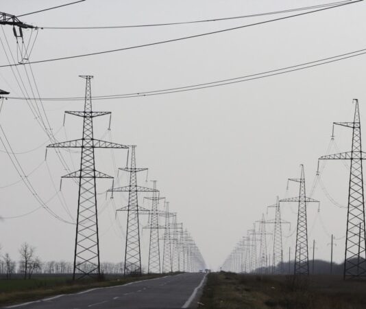 «Пряме влучання»? У Криму – відключення світла, атаковано електропідстанцію. Що відомо?