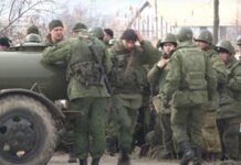 «Поки чоловіки воюють, нас тут ігнорують». У Криму дружини військових РФ скаржаться на «байдужість влади»