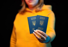 Украинцам в Польше раздадут ваучеры на 2500 злотых: кто может получить деньги