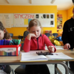 В школах Польши с апреля введут новый вид оценок: что изменится для украинцев