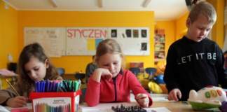 В школах Польши с апреля введут новый вид оценок: что изменится для украинцев