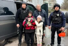 Полиция и волонтеры эвакуировали 11 человек из прифронтовых поселков Херсонской области. ФОТО