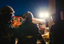 В Киеве пожары из-за атаки РФ дронами и баллистикой: в центре горит дом