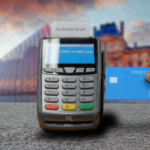 Лимиты не успевают за курсом. Какие ограничения действуют на расчеты за границей и когда их отменят