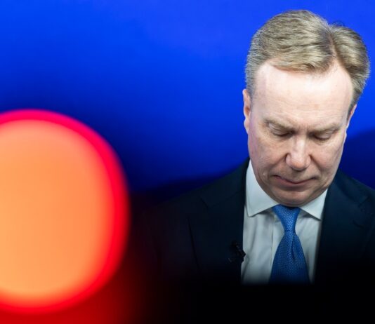 Президент Давосского форума подал в отставку из-за связей с Эпштейном