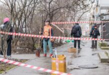 «Живуть на військовій базі й не усвідомлюють ризиків». У Севастополі після атаки БпЛА постраждали будинки: деталі