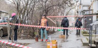 «Живуть на військовій базі й не усвідомлюють ризиків». У Севастополі після атаки БпЛА постраждали будинки: деталі
