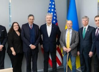 Порошенко обсудил с американскими дипломатами давление на РФ и двухпартийную поддержку Украины