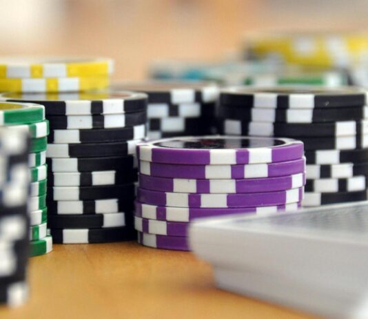 Минцифры предлагает запретить офлайн-букмекеров и изменить налог на выигрыши