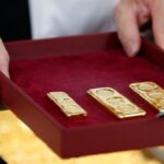 Цены на золото ведут себя необычно: вместо роста во время кризиса они резко падают