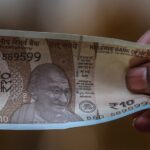 Bloomberg: Рупия рекордно упала из-за конфликта в Иране, центробанк Индии вынужден был вмешаться