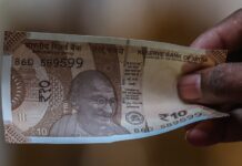 Bloomberg: Рупия рекордно упала из-за конфликта в Иране, центробанк Индии вынужден был вмешаться