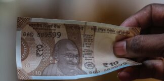 Bloomberg: Рупия рекордно упала из-за конфликта в Иране, центробанк Индии вынужден был вмешаться