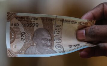 Bloomberg: Рупия рекордно упала из-за конфликта в Иране, центробанк Индии вынужден был вмешаться