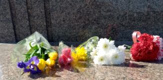 Севастопольці принесли квіти до пам’ятника Тарасу Шевченку в день його народження