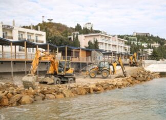 «Пісок, галька – все кудись поділося»: як Крим втрачає унікальні пляжі та берег і чому їх не рятують російські мільярди