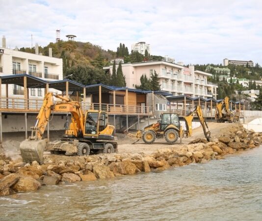 «Пісок, галька – все кудись поділося»: як Крим втрачає унікальні пляжі та берег і чому їх не рятують російські мільярди