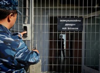 Засуджений в Україні кримський авіадиспетчер тепер перебуває за ґратами у Росії