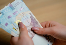Кто из украинцев получит 1500 в апреле: полный список