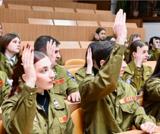 «Труд крут», а мета – фронт». Як у Криму відроджують радянські студзагони