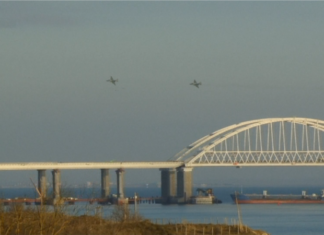 У Криму на понад дві години перекрили рух на Керченському мосту, у соцмережах писали про вибухи в Керчі