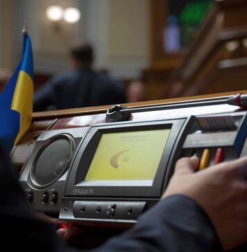 В законопроект о налогообложении посылок внесли отмену пожизненного PEP