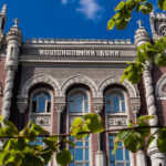 Национальный банк точечно смягчил валютные ограничения: список