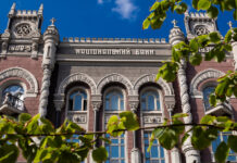 Национальный банк точечно смягчил валютные ограничения: список