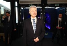 Порошенко показал декларацию за 2025 год: сменил прописку, подарил жене миллиард