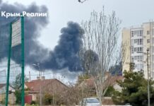 У Севастополі й досі спостерігається чорний дим від горіння нафтового резервуару після атаки дронів