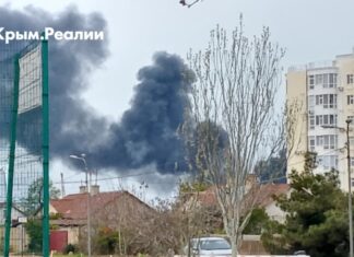 У Севастополі й досі спостерігається чорний дим від горіння нафтового резервуару після атаки дронів