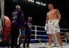 Український боксер із Криму Олександр Усик технічним нокаутом здобув перемогу над Ріко Верховеном
