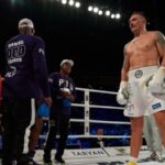 Український боксер із Криму Олександр Усик технічним нокаутом здобув перемогу над Ріко Верховеном