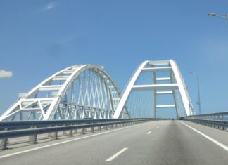 У Криму понад сім годин перекрито рух Керченським мостом – російська влада