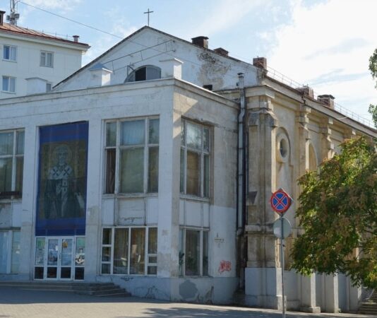 Російський суд вимагає, «земельне питання» заважає: чому католики Севастополя не можуть розпочати реставрацію костелу