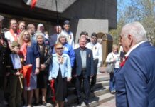 «День перемоги» у Севастополі: мітинг комуністів, автопробіг із прапорами імперії, прийом у піонери, листи на фронт