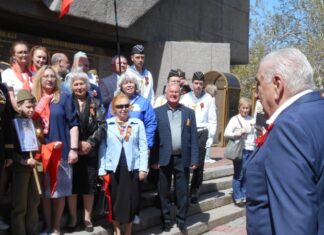 «День перемоги» у Севастополі: мітинг комуністів, автопробіг із прапорами імперії, прийом у піонери, листи на фронт