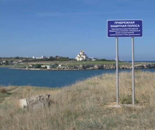 Забудова дикого пляжу та некрополя: хто відбирає море та стародавності у севастопольців?
