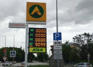 Пальне за талонами: в анексованому РФ Севастополі припинили вільний продаж бензину