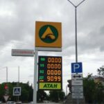 Життя без палива у Криму: торгівля талонами, поїздки на Тамань та допомога туристам