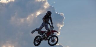 «Настрої у влади похмурі». Чому в Криму воюють із мопедами і чи врятує це від ударів ЗСУ?